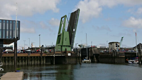 Cuxhaven Citymarina. Die Brücke öffnet auf Anfrage stündlich von 05:00 – 23:00